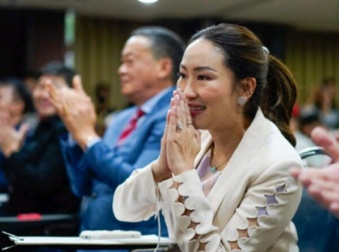 泰国副总理兼商务部部长普汤就内阁调整的问题发表看法