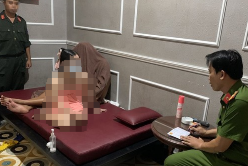 越南许多向顾客提供色情服务的按摩师被警方逮捕