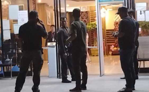 在西港一名中国男子在赌场前惨遭围殴