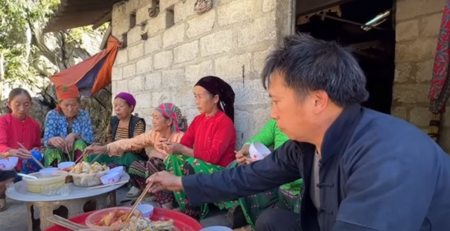 越南这一男子真是令人羡慕!娶7个老婆生21个孩子!