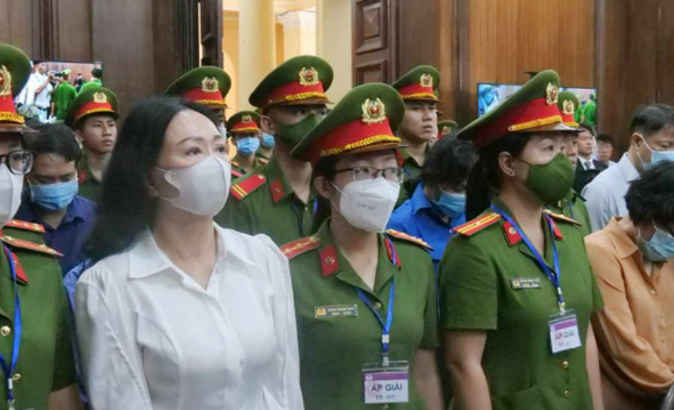 “越南华人女首富”案开庭审理，越南警方出动了数百名警察保驾护航