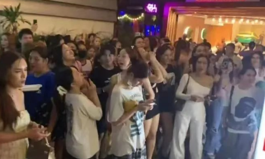泰国“人妖大战”再次来袭!酒店前互捅,血流满地!
