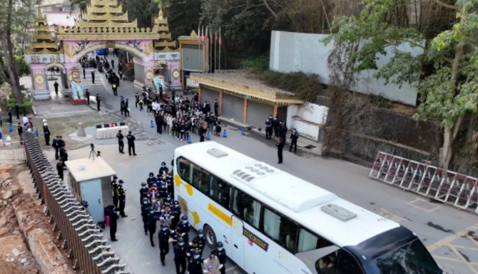 今年第一批在缅甸实施跨境欺诈的497名嫌疑人被移交给我方