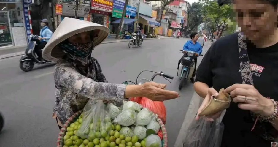 越南河内女商贩屠宰顾客被罚款,外国游客的权益得到保障..