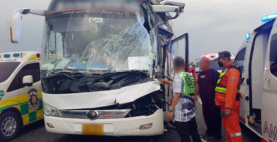 泰国一辆满载中国游客的大巴发生严重事故,26名中国游客受伤
