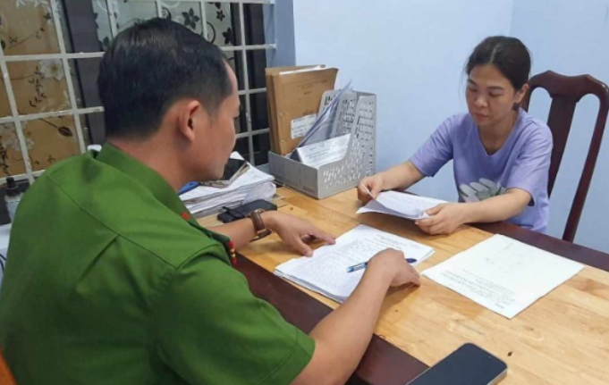 突发!一名越南妇女用刀刺伤了她酗酒的丈夫,最终因伤势过重死亡