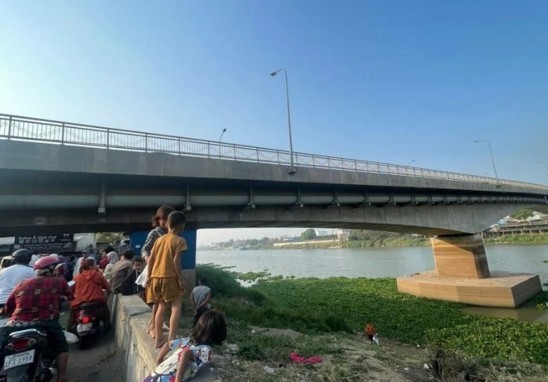 金边一名女子从大桥上跳下企图自杀，当场身亡