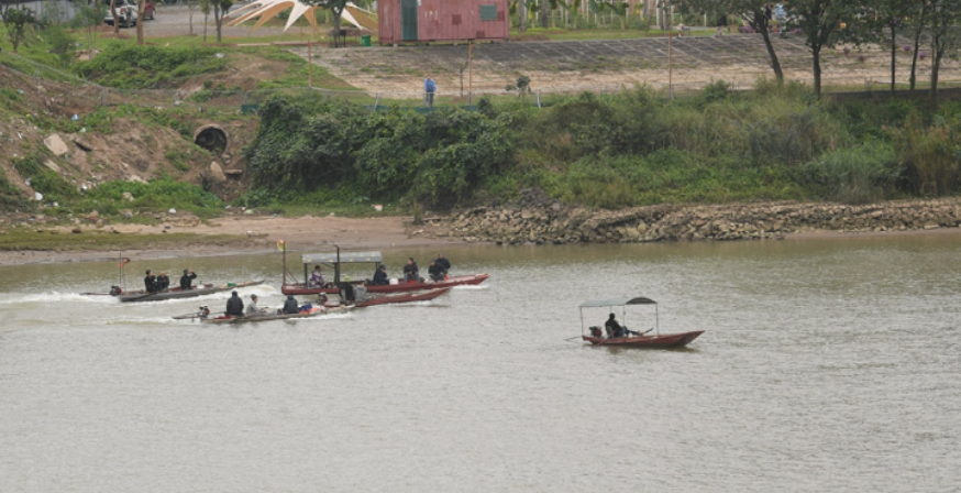 越南一女子带着3孩子跳桥自杀，引起广泛关注，但事实却是....