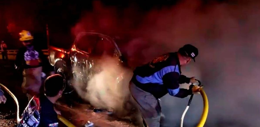 中国男子驾车起火也不停车！差点在车里被烧死！