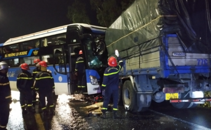 越南一辆载有31名外国游客的巴士发生交通事故,造成多人伤亡
