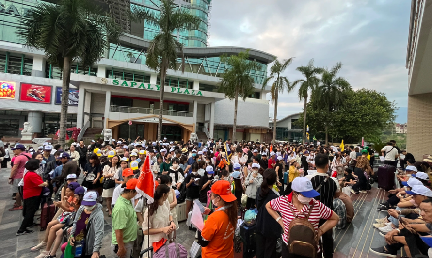 越南新闻丨多名越南游客通过老街国际口岸前往中国旅游