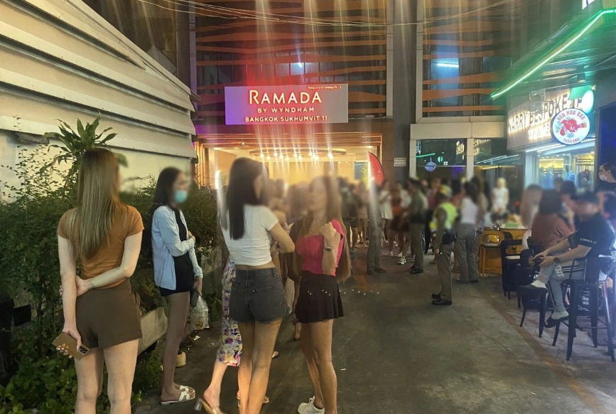 人妖冲突事件!上百名泰国变性人约20名菲律宾变性人讨要说法,泰警察拦都拦不住!