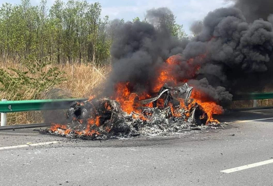 在柬埔寨高速上豪车自燃，中国男子成功脱险！