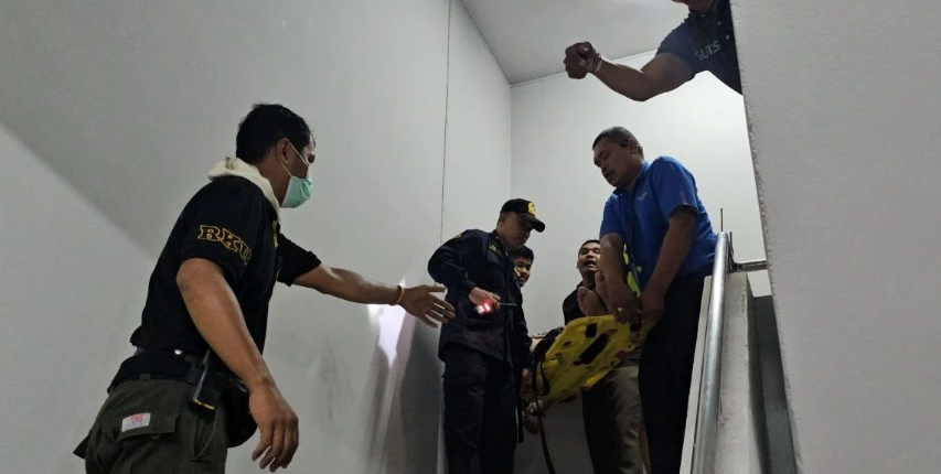 一中国男子在泰全身赤裸要自杀，情绪激动，试图跳下5层高天台！