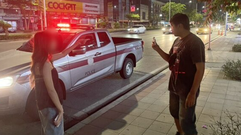 真是变态!泰国一名20岁的女子在乘车过程中发现司机没有穿裤子,暴露隐私部位