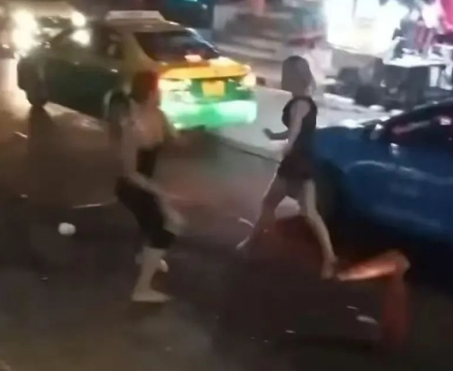 泰国“人妖大战”再次来袭!酒店前互捅,血流满地!