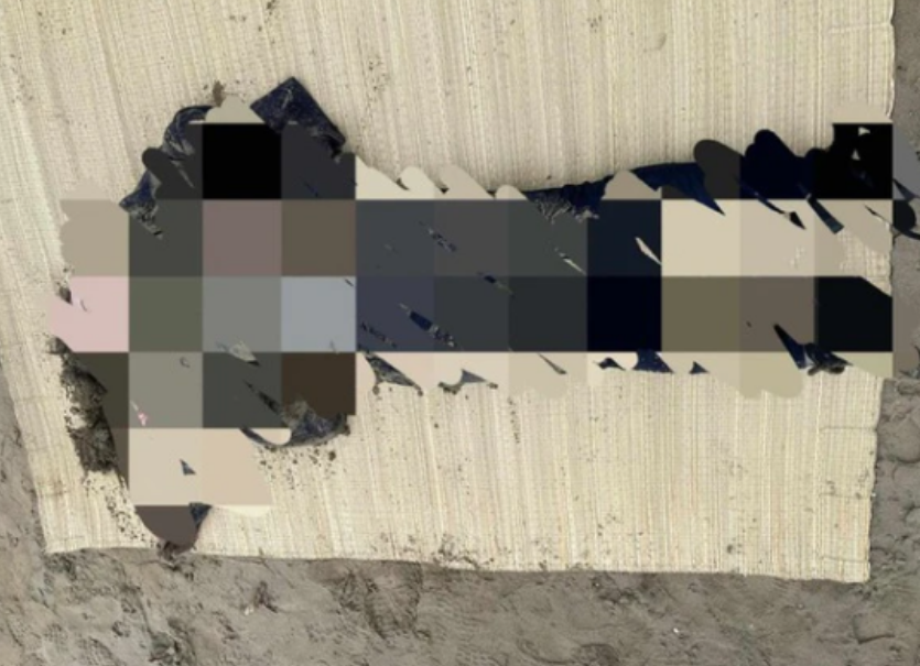 惊慌！在越南河静省的海滩上发现了一具漂浮的女性尸体