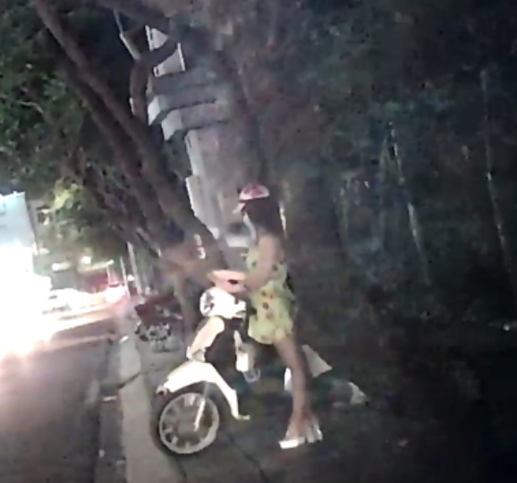 越南胡志明市的一名妇女已经快70岁了，一晚上竟可以吸引3-4名顾客