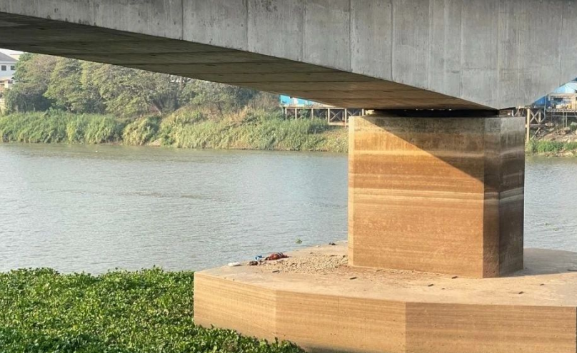 金边一名女子从大桥上跳下企图自杀，当场身亡