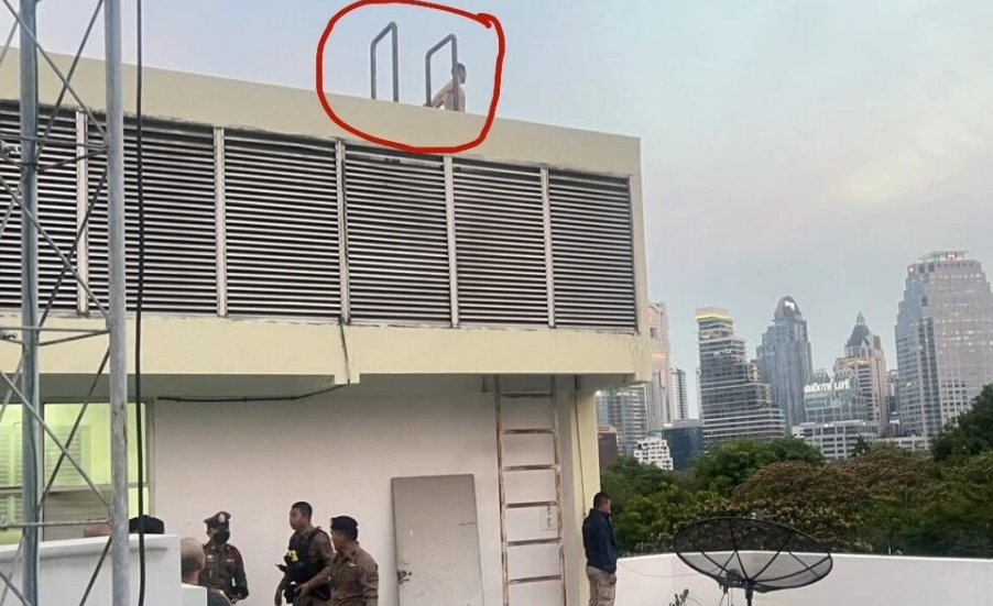 一中国男子在泰全身赤裸要自杀，情绪激动，试图跳下5层高天台！