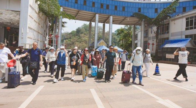 中老边境磨憨口岸迎来边境旅游热潮!出入境超过64万人次!