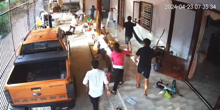 越南一所住宅内两人在家中惨遭疯狂的追砍，导致两人伤势严重，警方全力追捕凶手！