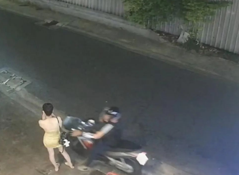 一名中国游客在泰国曼谷街头遭遇抢劫,丢失了一个价值5万多元的包以及11万泰铢!