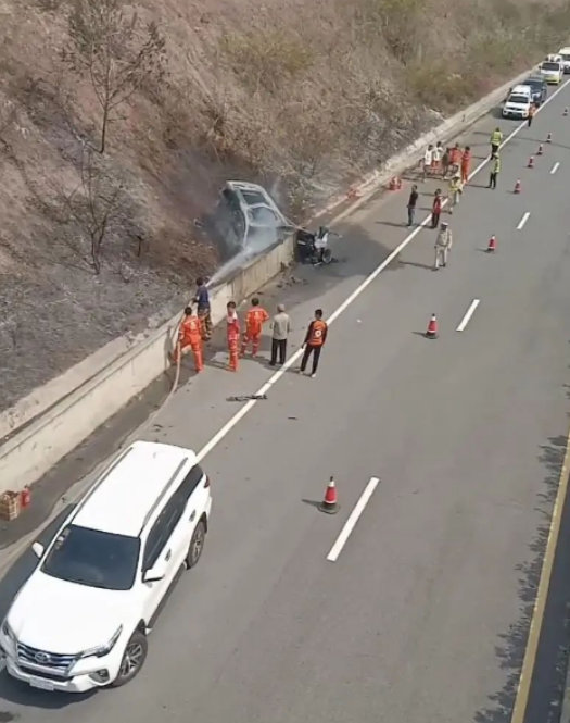 老挝高速发生一起恐怖车祸,汽车突然失控撞向路边引起大火,2名中国人不幸身亡!