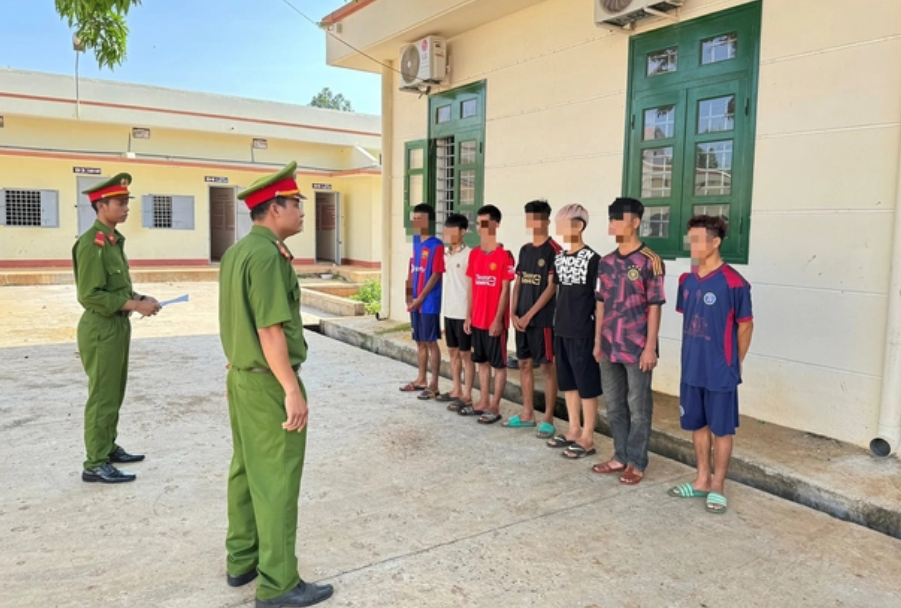 越南多名年轻男子轮流侵犯两名女孩，警方逮捕并拘留了嫌疑人！