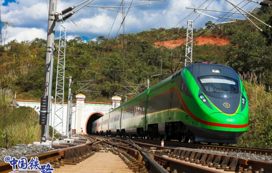 中老铁路国际旅客列车开通一周年，新增国际旅客列车1对，西双版纳至琅勃拉邦可当日往返