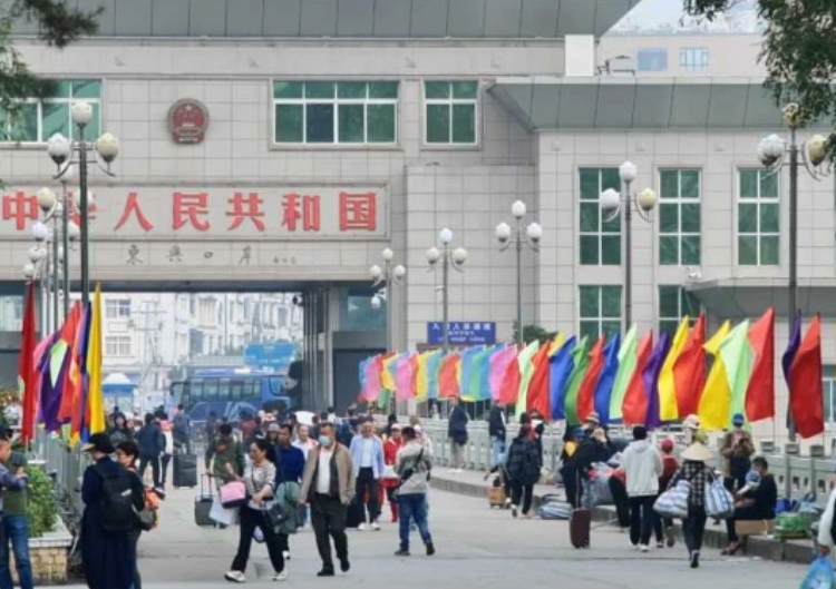 近期，大批中国游客通过芒街口岸来越南，中国赴越南旅游市场复苏