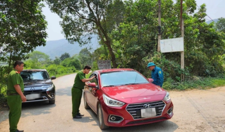 一名越南男子越狱并抢劫了一辆出租车，越南警方出动400名警察和公职人员进行搜捕