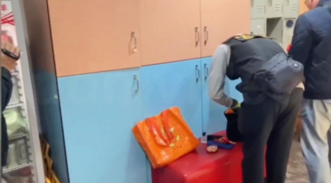 一卡拉OK店以“越南妹”脱衣陪酒秀舞为宣传手段,警方当场将其查获