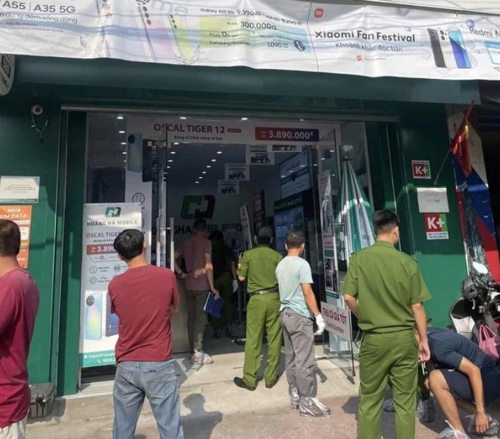 越南一外国人抢劫一家手机店，骑摩托车逃跑，警方介入调查