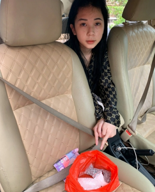 “辣妹贩毒”!越南一名19岁少女因贩毒被警方逮捕!