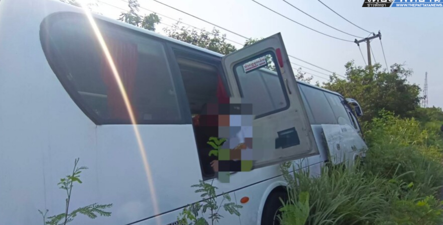 泰国一辆白色旅游大巴翻车!车上有20名来自中国的游客惊险逃生!