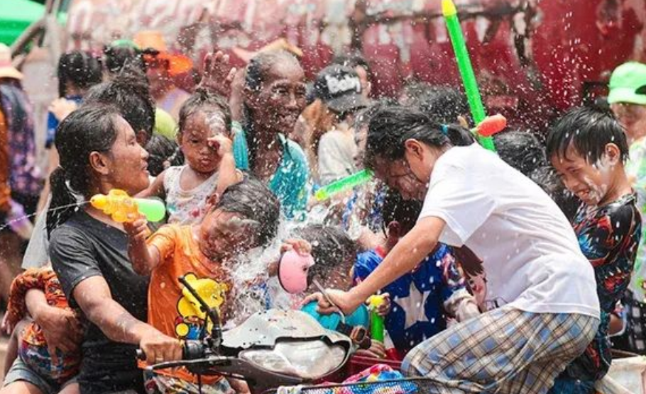 泰国泼水节期间迎来192万人次的外国游客,旅游总收入超过1403亿泰铢,中国排名第一!