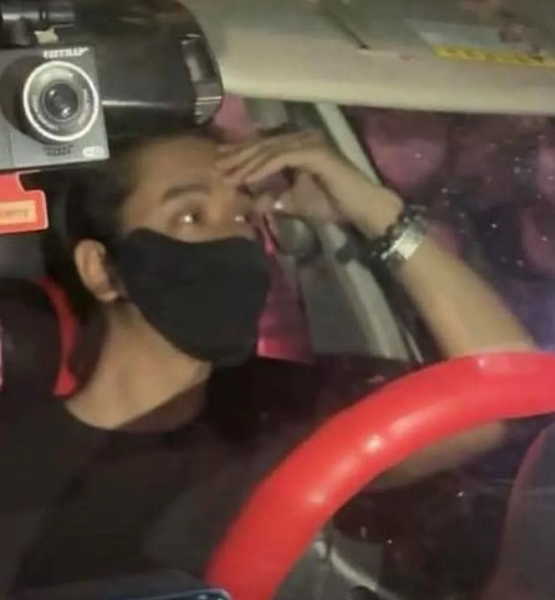 越南一位容貌出众的人妻街头捉奸,愤怒地用砖块猛砸车窗震惊全国!