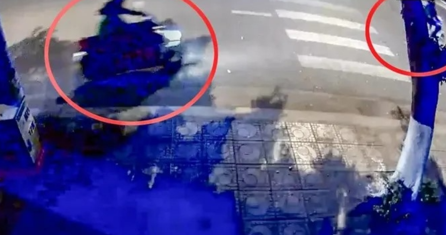 越南一外国人抢劫一家手机店,骑摩托车逃跑,警方介入调查