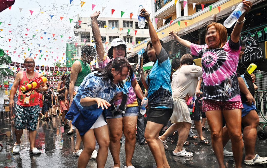 泰国宋干节向来自世界各地的游客开放!1000万人泼水狂欢!
