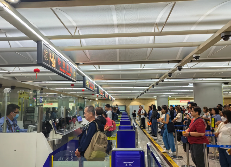 昆明口岸出入境旅客1万余人次,出境人员主要以泰国、老挝、柬埔寨等国家为目的地!