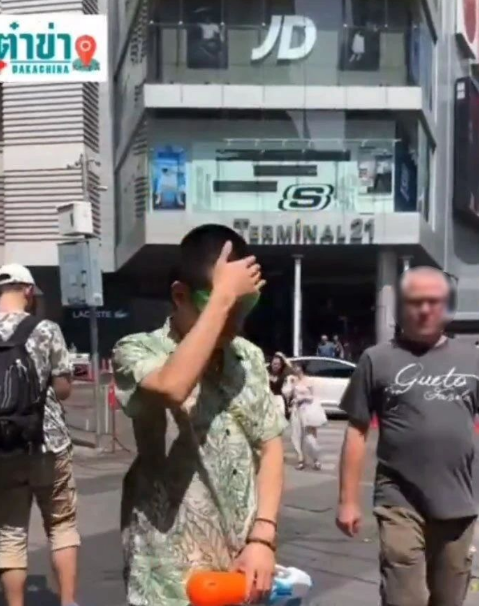 中国男游客持水枪准备参加泰国泼水节,没成想遇到了一个假“泼水节”!