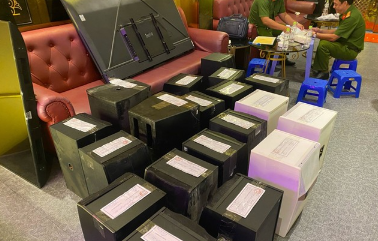 胡志明市的两家餐馆无证经营卡拉ok服务,并招募数十名穿着性感服装的女服务员招待外国客人