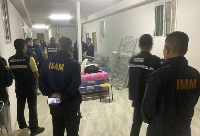 13名中国人在泰国被捕!仓库被改造成了电诈窝点!