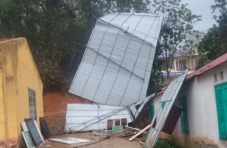 越南高平省出现雷阵雨与旋风,导致数百间房屋拔地而起!