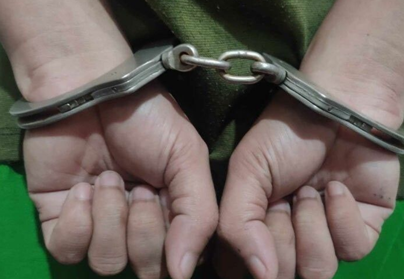 中国男子和越南女子在外国遭到抢劫，中国男子被劫匪开枪打伤腿部