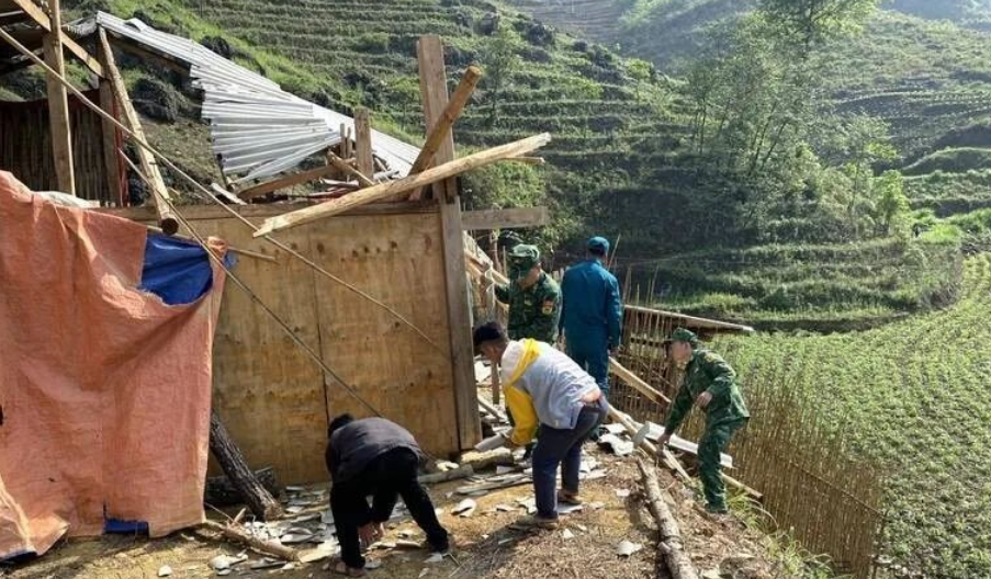 越南高平省出现雷阵雨与旋风,导致数百间房屋拔地而起!