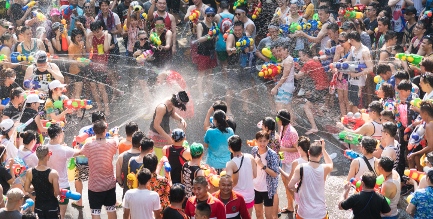 泰国宋干节向来自世界各地的游客开放!1000万人泼水狂欢!