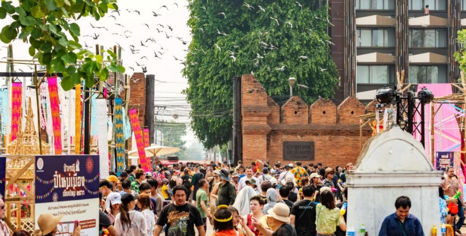 清迈泼水节游客将达400,000人,酒店预订达70%!预计将创造不少于100亿泰铢的收入