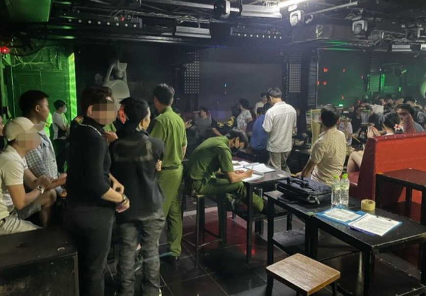 胡志明市的两家餐馆无证经营卡拉ok服务,并招募数十名穿着性感服装的女服务员招待外国客人